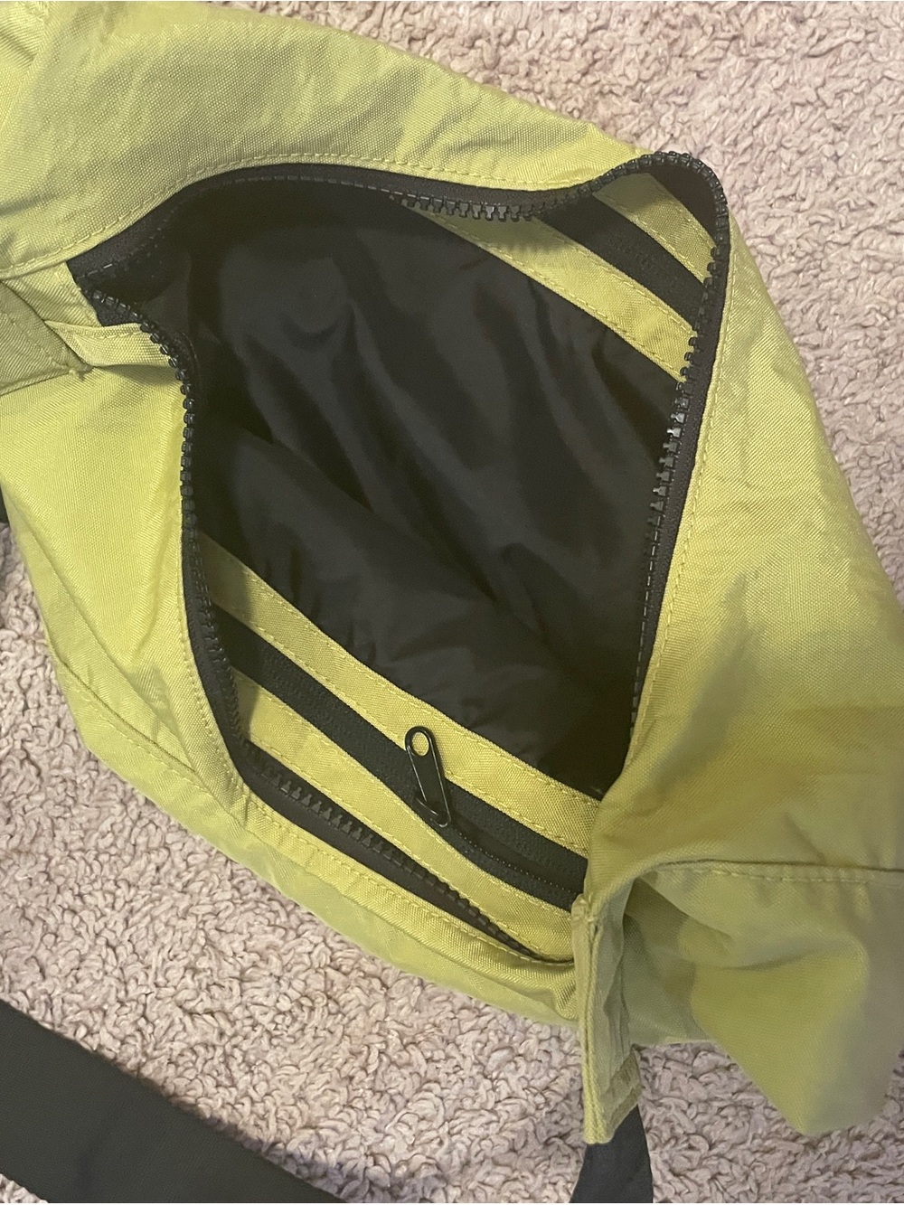 Baggu Crescent Bag Lemongrass Green Medium - Picture 3 of 7